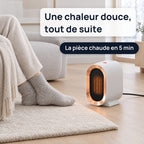 Le radiateur allumé au sol près des pieds d’une personne assise sur un canapé